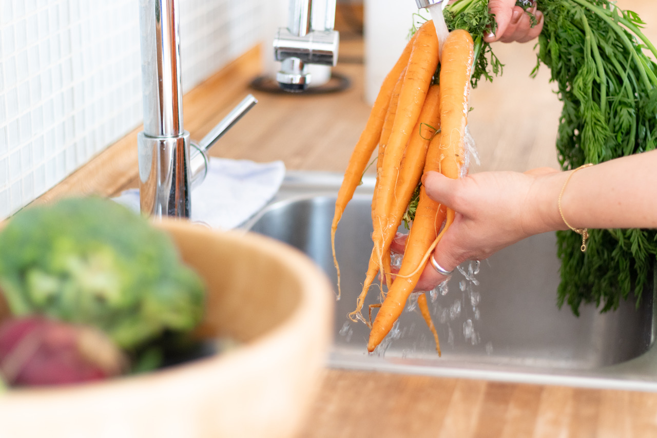 gulerødder der bliver renset spis efter din dosha blog indlæg