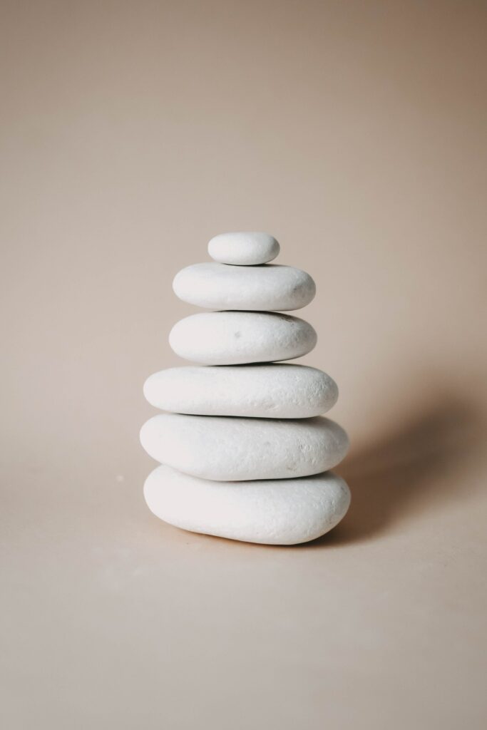 hvide sten stablet i balance ligesom work-life balance og life-work balance